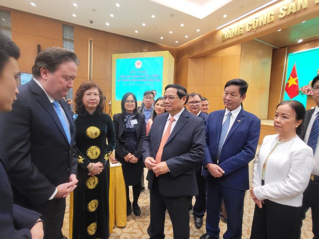 Thủ tướng Chính phủ Phạm Minh Chính gặp gỡ các nhà đầu tư và doanh nghiệp bên lề Hội nghị triển khai nhiệm vụ phát triển TTCK 2024. Thủ tướng Chính phủ Phạm Minh Chính gặp gỡ các nhà đầu tư và doanh nghiệp bên lề Hội nghị triển khai nhiệm vụ phát triển TTCK 2024.