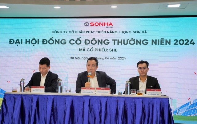 Ông Hoàng Mạnh Tân, Phó chủ tịch HĐQT SHE (ở giữa) trả lời câu hỏi của cổ đông tại ĐHĐCĐ thường niên SHE ngày 26/4.