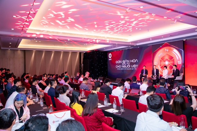 Ban lãnh đạo DNSE thảo luận cùng nhà đầu tư. Ban lãnh đạo DNSE thảo luận cùng nhà đầu tư.