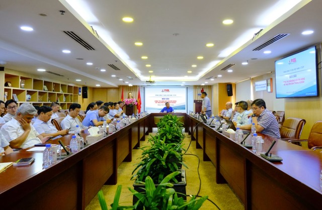 Ông Đoàn Văn Nhuộm – Tổng Giám đốc PVOIL chủ trì cuộc họp về công tác đảm bảo nguồn cung xăng dầu cho thị trường