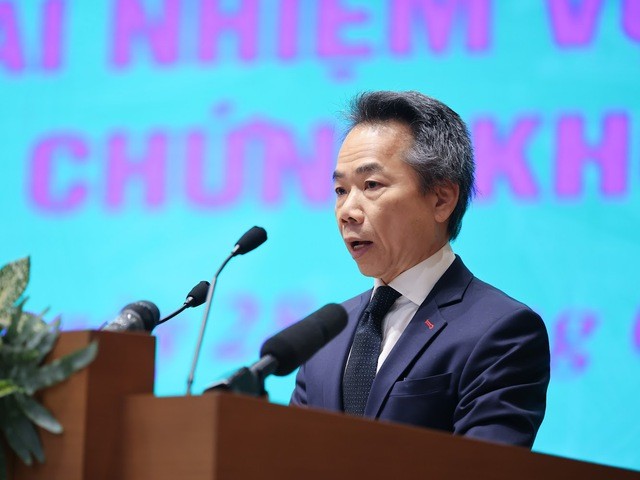 Ông Johan Nyvene, Chủ tịch HĐQT Công ty cổ phần Chứng khoán TP.HCM (HSC) đọc tham luận tại Hội nghị. Ảnh: VGP Ông Johan Nyvene, Chủ tịch HĐQT Công ty cổ phần Chứng khoán TP.HCM (HSC) đọc tham luận tại Hội nghị. Ảnh: VGP