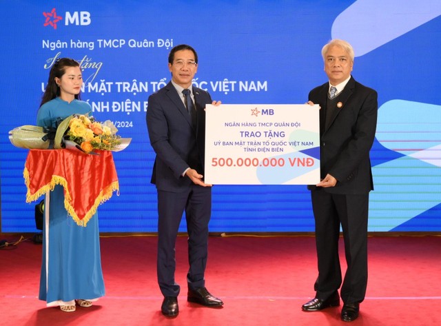 Ông Lưu Trung Thái – Chủ tịch HĐQT MB (bên trái) trao tặng 500 triệu đồng tới Ủy ban Mặt trận Tổ Quốc Việt Nam tỉnh Điện Biên.