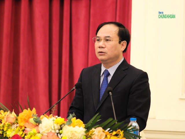 Thứ trưởng Bộ Xây dựng Nguyễn Văn Sinh chủ trì họp báo - Ảnh: M.Minh
