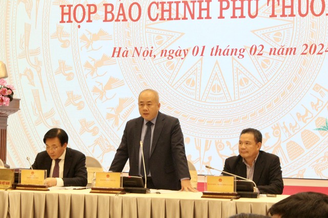 Thứ trưởng Bộ Kế hoạch và Đầu tư Đỗ Thành Trung thông tin tại buổi họp báo