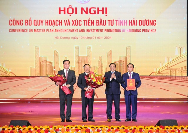 Thủ tướng Chính phủ Phạm Minh Chính trao quyết định phê duyệt quy hoạch tỉnh Hải Dương thời kỳ 2021-2030, tầm nhìn đến năm 2050 cho lãnh đạo tỉnh Hải Dương.