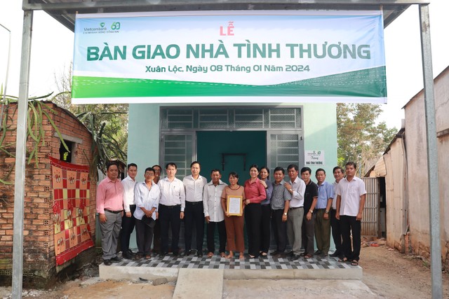 Đại diện Vietcombank cùng chính quyền địa phươngbàn giaonhà tình thương cho hộ nghèo tại tỉnh Đồng Nai
