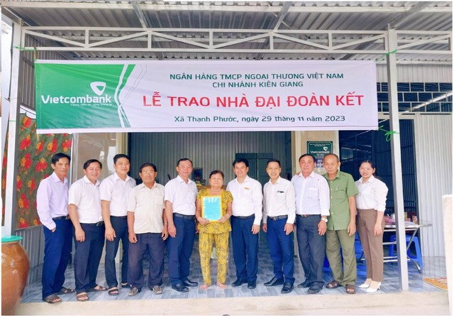 Nhà đại đoàn kết Vietcombank trao tặng hộ nghèo tại tỉnh Kiên Giang