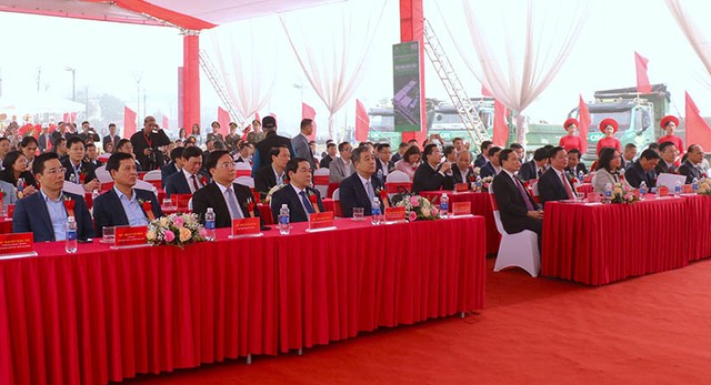 Phó Thủ tướng Trần Lưu Quang, lãnh đạo các bộ, ngành trung ương, lãnh đạo tỉnh Thái Bình cùng các đại biểu dự lễ khởi công Nhà máy Pegavision tại KCN Liên Hà Thái. Ảnh: Phương Liên
