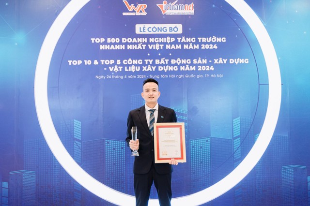 Ông Trần Xuân Bản - TGĐ đại diện Công ty Cổ phần Xây dựng 1369 tại lễ trao giải