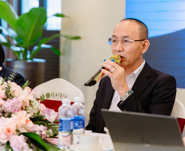 Ông Lê Minh Tân - Chủ tịch HĐQT trả lời thắc mắc của cổ đông tại Đại hội