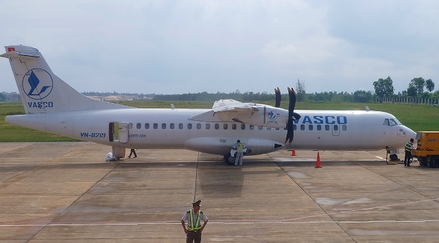 Tàu bay ATR72 của VASCO đậu tại sân bay Đồng Hới, chuẩn bị bay đi Hà Nội.