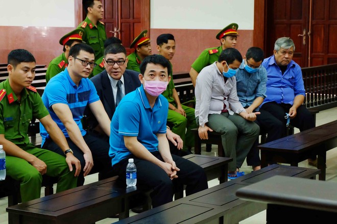 Bị cáo Nguyễn Minh Hùng, nguyên Chủ tịch HĐQT kiêm Tổng giám đốc VN Pharma (đeo khẩu trang hồng), cùng các bị cáo tại phiên tòa