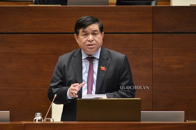 Bộ trưởng Bộ Kế hoạch và đầu tư Nguyễn Chí Dũng giải trình ý kiến đại biểu.