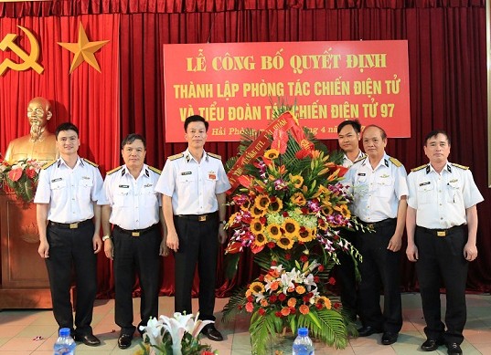 Chuẩn Đô đốc Nguyễn Trọng Bình chúc mừng cán bộ, nhân viên Phòng TCĐT. Ảnh báo Hải quân