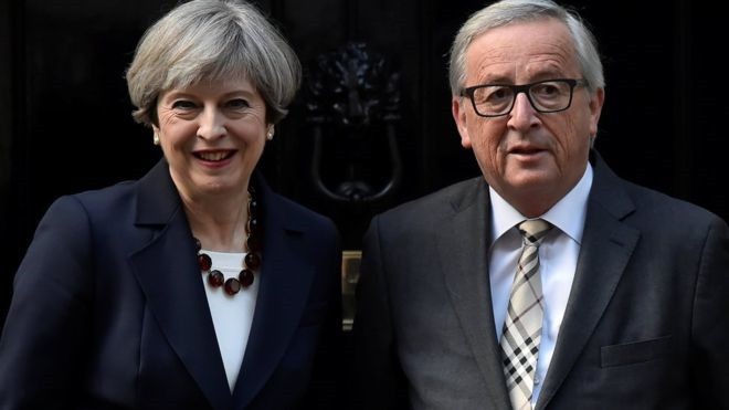 Bà May sẽ gặp ông Jean-Claude Juncker ở Brussels vào trưa 4/12 trong buổi làm việc quan trọng của tiến trình Brexit. Ảnh: Reuters.