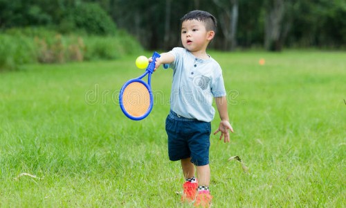 Cho trẻ tiếp xúc với các môn thể thao được những gia đình giàu có ưa thích như tennis, golf là một cách giúp con sau này dễ xây dựng được các mối giao tiếp xã hội. Ảnh: Dreamstime