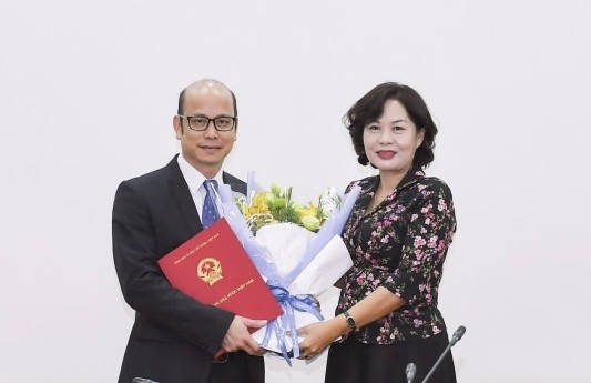Phó Thống đốc Nguyễn Thị Hồng trao quyết định và chúc mừng đồng chí Bùi Huy Thọ.