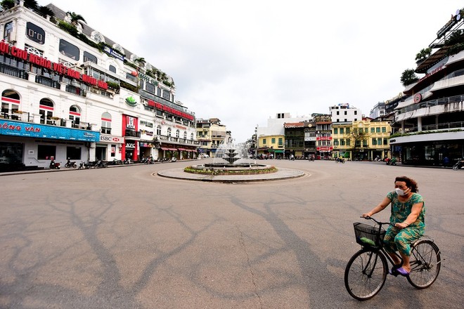 Dù chưa có lệnh phong toả, nhưng nhiều tuyến phố ở thủ đô Hà Nội nhiều ngày qua đã vắng người đi lại.