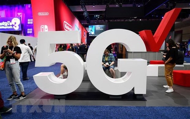 Biểu tượng mạng 5G tại một triển lãm. (Ảnh: AFP/TTXVN).