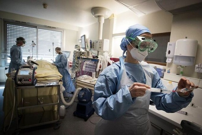 Nhân viên y tế chăm sóc bệnh nhân Covid-19 ở Paris hồi tháng 4. Ảnh: AFP.