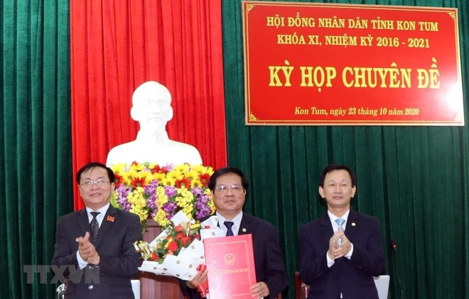 Ông Lê Ngọc Tuấn (giữa), Phó Bí thư Tỉnh ủy, Phó Chủ tịch Thường trực UBND tỉnh được bầu giữ chức Chủ tịch UBND tỉnh Kon Tum. (Ảnh: Cao Nguyên/TTXVN).