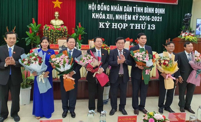 Ông Nguyễn Thanh Tùng, nguyên Bí thư Tỉnh ủy, Chủ tịch HĐND tỉnh Bình Định tặng hoa các cán bộ mới được bầu.