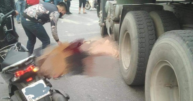 Hai người thương vong sau cú va chạm giữa xe gắn máy và xe container. (ảnh: Page Hải Phòng).