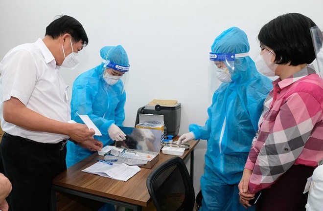 Thứ trưởng Bộ Y tế Đỗ Xuân Tuyên kiểm tra điểm tiêm chủng vaccine COVID-19 tại Hà Nội.