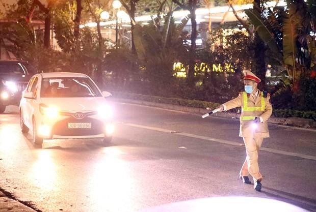 Tổ công tác Y6/141 dừng xe kiểm tra các phương tiện có biểu hiện vi phạm trật tự an toàn giao thông tại phố Giảng Võ-Cát Linh. (Ảnh: Phạm Kiên/TTXVN).