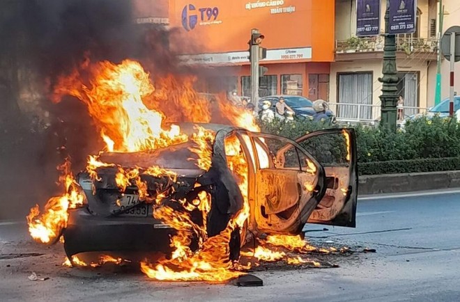 Chiếc ô tô con bị bốc cháy sau khi va chạm với ô tô tải.