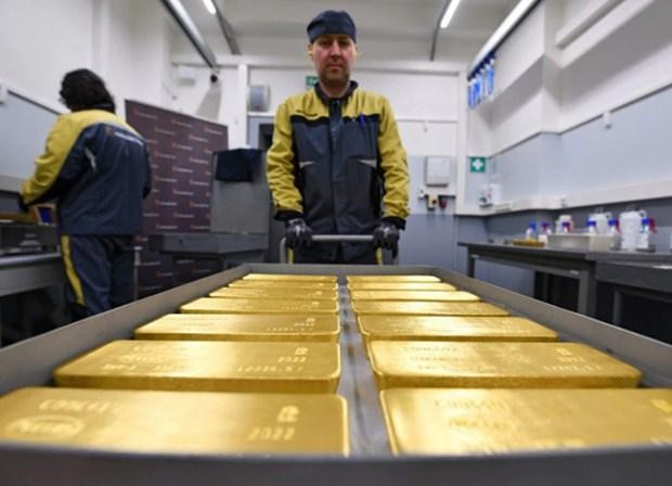 Những thỏi vàng nguyên chất tại một nhà máy kim loại ở thành phố Krasnoyarsk, Siberia, Nga hồi tháng 3. (Ảnh: Reuters.)