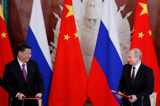Chủ tịch Trung Quốc Tập Cận Bình và Tổng thống Nga Vladimir Putin ký biên bản ghi nhớ ở Moscow, Nga. Ảnh: Reuters.