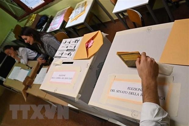 Cử tri bỏ phiếu trong cuộc tổng tuyển cử sớm tại Rome, Italy ngày 25/9/2022. (Ảnh: AFP/TTXVN).