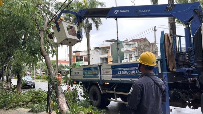 Khắc phục sự cố sau bão tại Quảng Ngãi để cung cấp điện trở lại cho người dân.