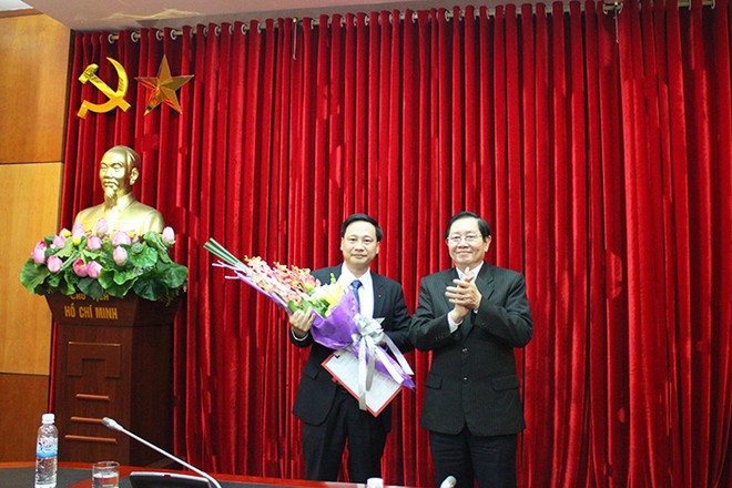 Bộ trưởng Lê Vĩnh Tân trao quyết định và chúc mừng ông Phạm Đức Toàn. Ảnh Moha.gov.vn 