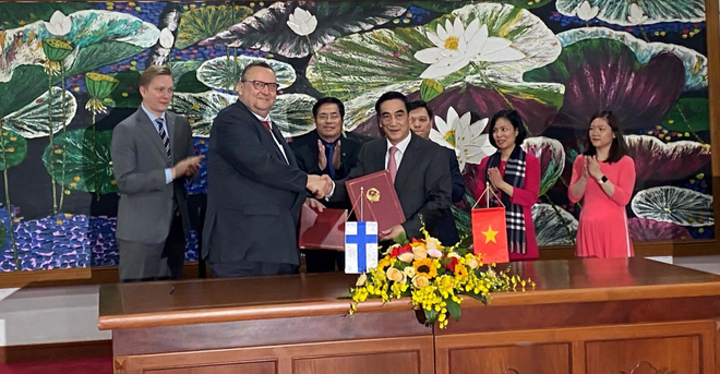 Đại sứ Phần Lan và Thứ trưởng Bộ Tài chính Trần Xuân Hà được Chính phủ hai nước ủy quyền ký Hiệp định.