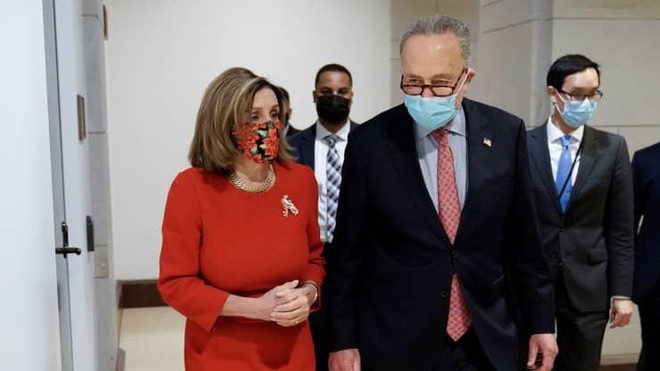 Chủ tịch Hạ viện Nancy Pelosi và Lãnh đạo đa số Thượng viện Charles Schumer. Ảnh: Reuters 