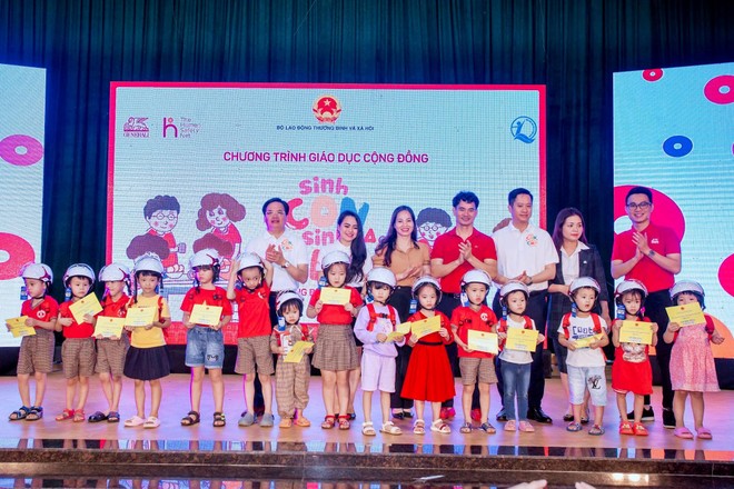 “Sinh Con, Sinh Cha” chia sẻ kiến thức về sức khỏe, hành vi, trí tuệ của trẻ tại Nghệ An 