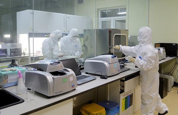 Toàn bộ hệ thống xét nghiệm của CDC tỉnh Quảng Ninh hoạt động hết công suất để xét nghiệm các mẫu bệnh phẩm.