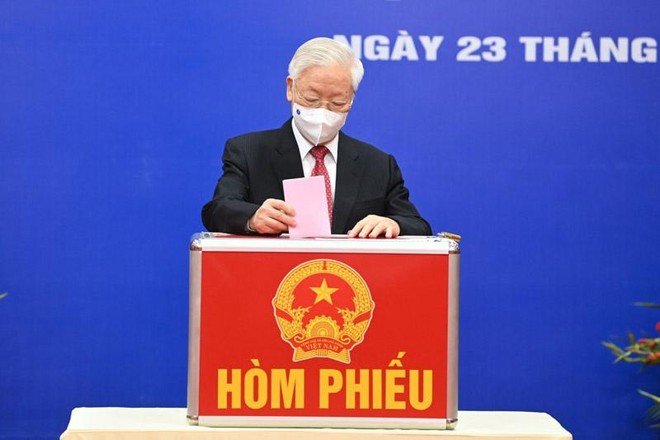 Tổng Bí thư Nguyễn Phú Trọng bỏ phiếu bầu cử - (Ảnh Duy Linh).