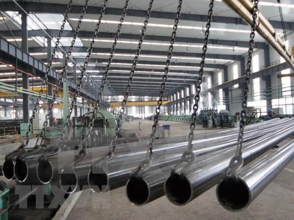 Công nhân kiểm tra ống thép inox chất lượng cao tại nhà máy ở huyện Ganyu, tỉnh Giang Tô, miền đông Trung Quốc. Ảnh: THX/TTXVN