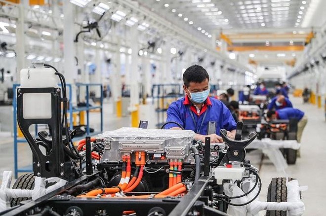 Công nhân làm việc bên dây chuyền lắp ráp của Nhà máy ô tô BYD, tỉnh Giang Tô, Trung Quốc. Ảnh: AFP