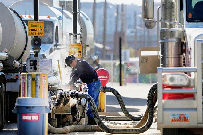 Xe tải chở dầu thô tới nhà máy lọc dầu ở Mỹ. Ảnh minh họa: AFP/TTXVN