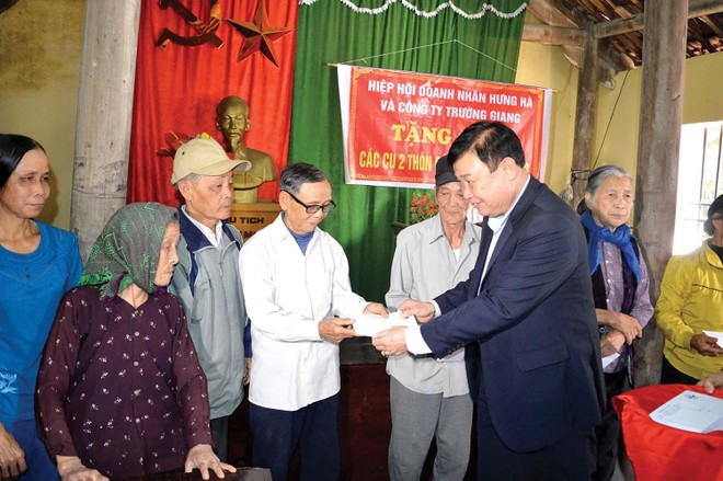 Doanh nhân Hoàng Ngọc Thảo trao quà cho người có hoàn cảnh khó khăn ở xã Minh Hòa (huyện Hưng Hà, Thái Bình)