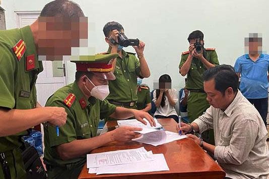 Cơ quan cảnh sát điều tra Công an tỉnh Bình Dương bắt tạm giam ông Lê Anh Xuân (áo xám bên phải) chủ quán karaoke An Phú