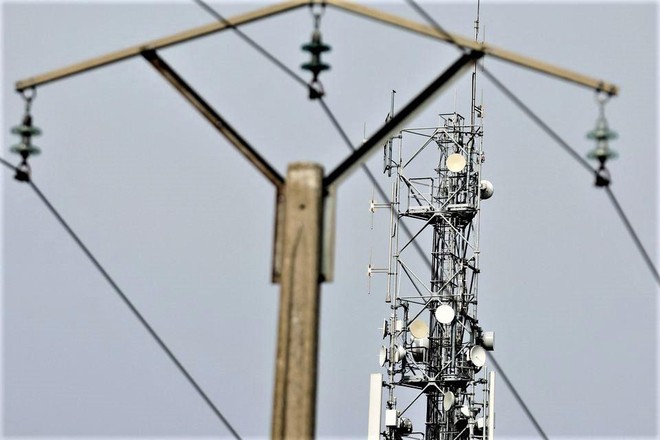 Một cột ăng ten điện thoại di động phía sau cột điện ở Tilloy-les-Cambrai, Pháp ngày 23/9. Ảnh: Reuters