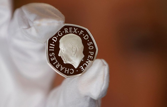 Hình ảnh chân dung Vua Charles III sẽ xuất hiện trên các đồng 50 xu. Ảnh: REUTERS