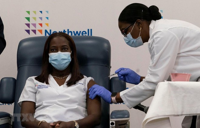 Nhân viên y tế tiêm vắcxin phòng COVID-19 cho người dân tại New York, Mỹ. (Ảnh: AFP/TTXVN).