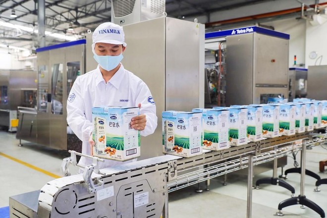 Vinamilk xuất lô hàng lớn gồm sữa hạt và sữa đặc sang Trung Quốc | Tin  nhanh chứng khoán