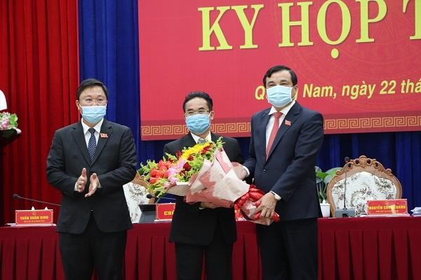 Ông Phan Việt Cường - Bí thư Tỉnh ủy và Chủ tịch UBND tỉnh Lê Trí Thanh tặng hoa chúc mừng ông Trần Anh Tuấn.